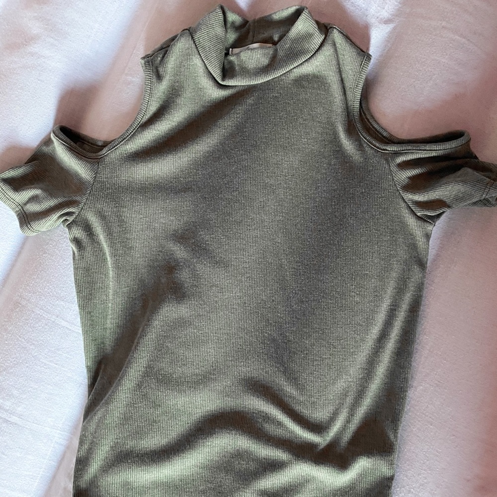 Short sleeve sweater